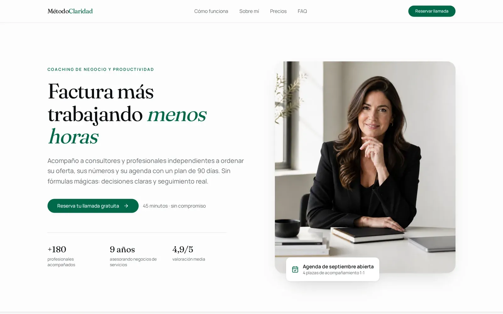 Landing page de Método Claridad, coaching de negocio, con tipografía serif y fotografía de la consultora